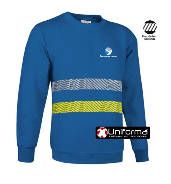 Sudadera de trabajo de color azul con bandas reflectantes y de alta visibilidad del tipo segmentadas con impresión de logo de empresa, personalizada en uniforma