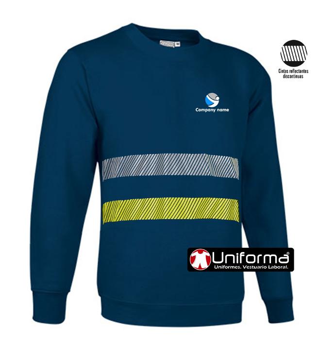 Sudadera de trabajo de color azul con bandas reflectantes y de alta visibilidad del tipo segmentadas con impresión de logo de empresa, personalizada en uniforma