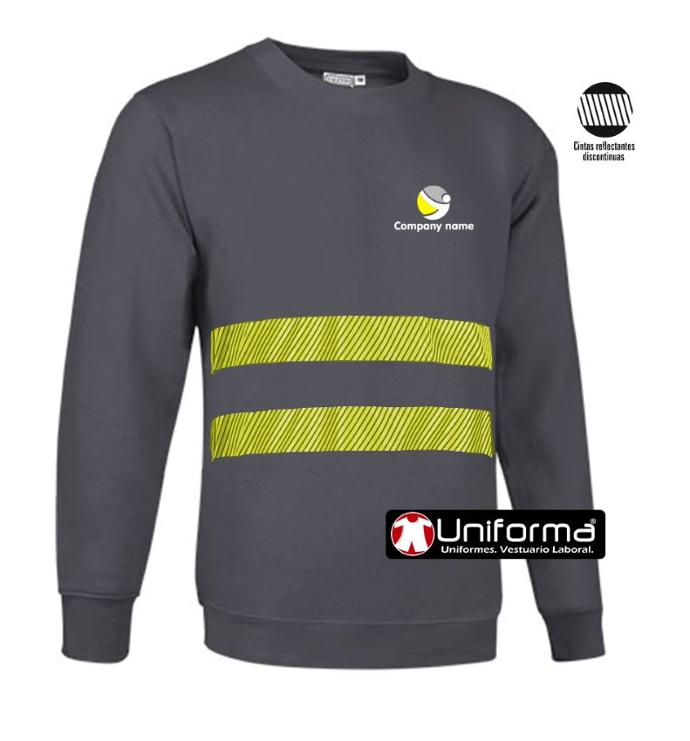 Sudadera de trabajo de color gris con bandas reflectantes y de alta visibilidad del tipo segmentadas con impresión de logo de empresa, personalizada en uniforma