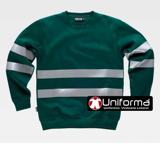 Sudadera de trabajo verde con cintas reflectantes de color gris personalizable con logo de empresa en uniforma