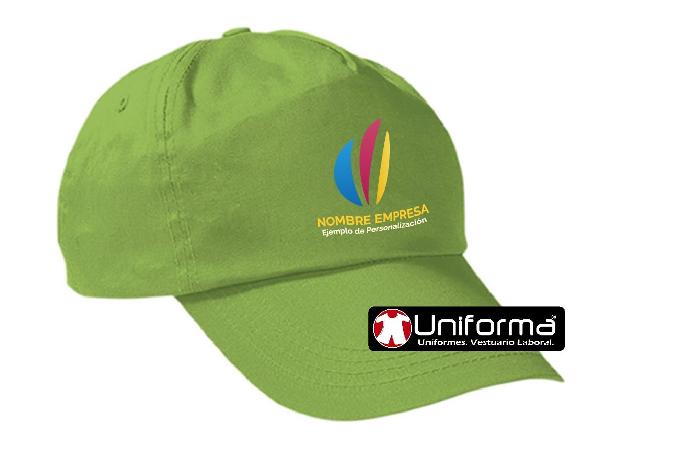 Gorra serigrafiada logotipo y marca de empresa en uniforma