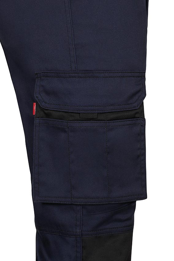 Pantalón de trabajo Stretch Elástico por construcción en tejido EME, de diseño bicolor, con refuerzos en rodillas y culeras con colores a contraste, de gramaje alto, resistente y duradero, de la gama SolidMatch, para mejorar la imagen corporativa de su empresa, personalizable con logo de empresa en uniforma, de color Marino bicolor - V103031S