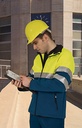 Chaqueta de trabajo tipo Softshell bicolor amarillo y Marino reflectante de Alta visibilidad EN ISO 20471 Clase 2, con cierre de cremallera central, personalizable con logo de empresa en Uniforma  - VL2733