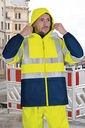 Chaqueta de trabajo de lluvia impermeable de alta visibilidad con capucha y puños elásticos reflectante según EN ISO 20471 y lluvia EN343, personalizable con logo de empresa en Uniforma  - VL2741