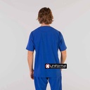 Casaca azul de trabajo cuello pico y manga corta en tejido de microfibra elástica, con acabado anti bacterias  y contra los malos olores, resistente a las salpicaduras de lejía y cloro, para empresa del sector sanitario y de limpieza, personalizable con logo de empresa en Uniforma.  - GR617500