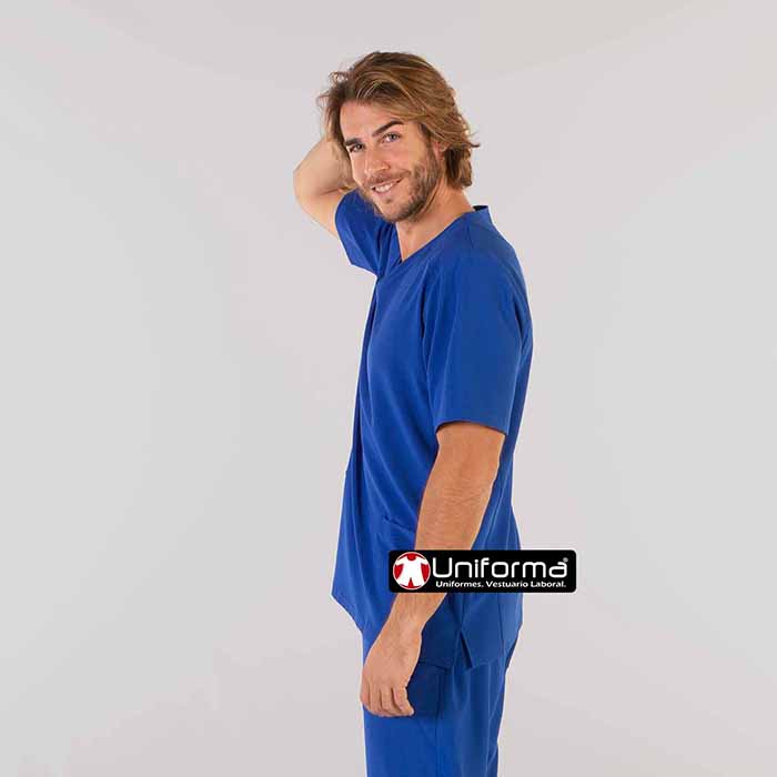 Casaca azul de trabajo cuello pico y manga corta en tejido de microfibra elástica, con acabado anti bacterias  y contra los malos olores, resistente a las salpicaduras de lejía y cloro, para empresa del sector sanitario y de limpieza, personalizable con logo de empresa en Uniforma.  - GR617500