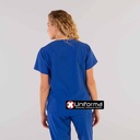 Casaca azul de trabajo de mujer, confeccionada con hechura femenina, cuello pico y manga corta en tejido de microfibra elástica, con acabado anti bacterias y contra los malos olores, resistente a las salpicaduras de lejía y cloro, para empresa del sector sanitario y de limpieza, personalizable con logo de empresa en Uniforma. - GR617500 - GR659600