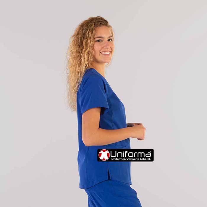 Casaca azul de trabajo de mujer, confeccionada con hechura femenina, cuello pico y manga corta en tejido de microfibra elástica, con acabado anti bacterias y contra los malos olores, resistente a las salpicaduras de lejía y cloro, para empresa del sector sanitario y de limpieza, personalizable con logo de empresa en Uniforma. - GR617500 - GR659600