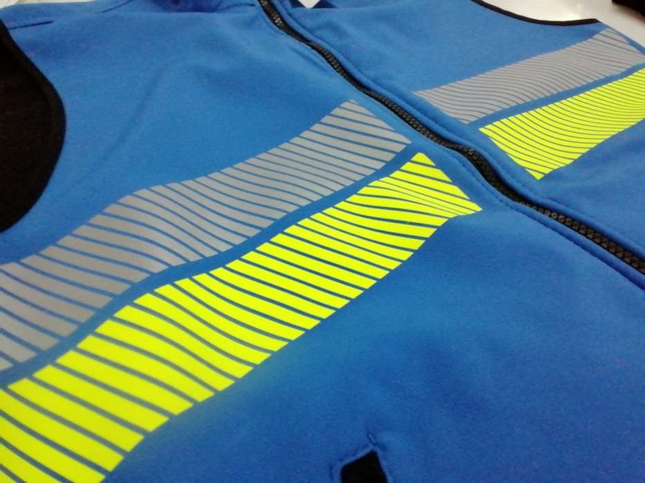 Chaleco cortavientos softshell con bandas reflectantes y bandas de alta visibilidad amarillo flúor, de tipo segmentada, personalizable con logo de empresa en Uniforma.  - VL1046