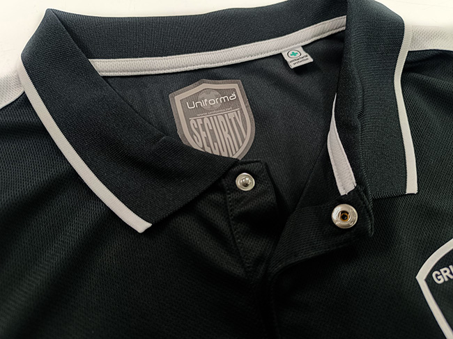 Polo de trabajo de vigilante de seguridad económico, de color negro, con banda reflectante y logos de empresa en Uniforma.